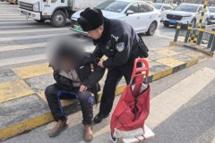 巡逻民警及时救助行动不便老人