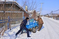 雪天车辆掉排水沟 民警“巧”救脱困