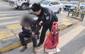 巡逻民警及时救助行动不便老人