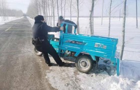 三轮车意外掉沟 警民携手来帮忙